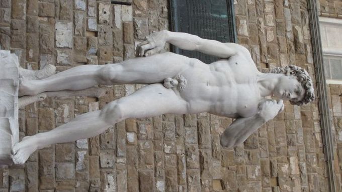 Před florentským palácem dnes stojí jen kopie slavné sochy. Originální David však ve městě zůstal - zdobí galerii Accademia.