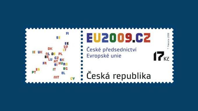 Tak vypadá oficiální poštovní známka českého předsednictví EU. Proč za 17 Kč? Tolik stojí poslání jednoho dpoisu po Evropě.