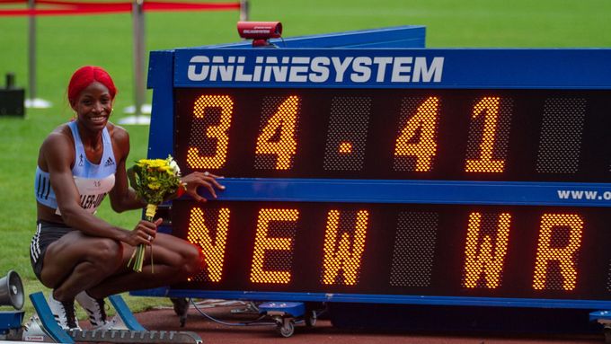 Shaunae Millerová-Uibová pózuje s novým rekordním časem v běhu na 300 metrů.