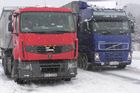Dopravu na jihu Čech ztěžuje ledovka, kamiony stojí