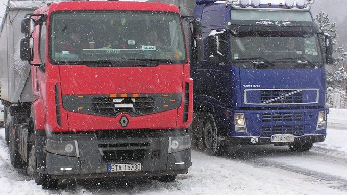Na hraničním přejezdu u Náchodu stojí desítky kamionů