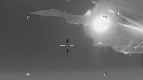 VIDEO: Ruská stíhačka se nebezpečně prohnala kolem amerického průzkumného letounu