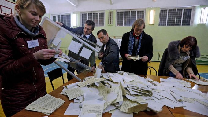 Sčítání hlasů. Pro připojení k Rusku se vyslovila absolutní většina voličů.