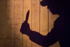 Mladík přepadl s nožem prodejnu v Třebíči, hrozí mu až deset let vězení