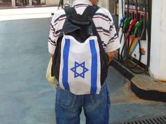 Namísto sebelítosti a zoufání ale většina obyvatel města zvolila vzdor a neústupnost. Izraelské vlajky visí téměř všude.