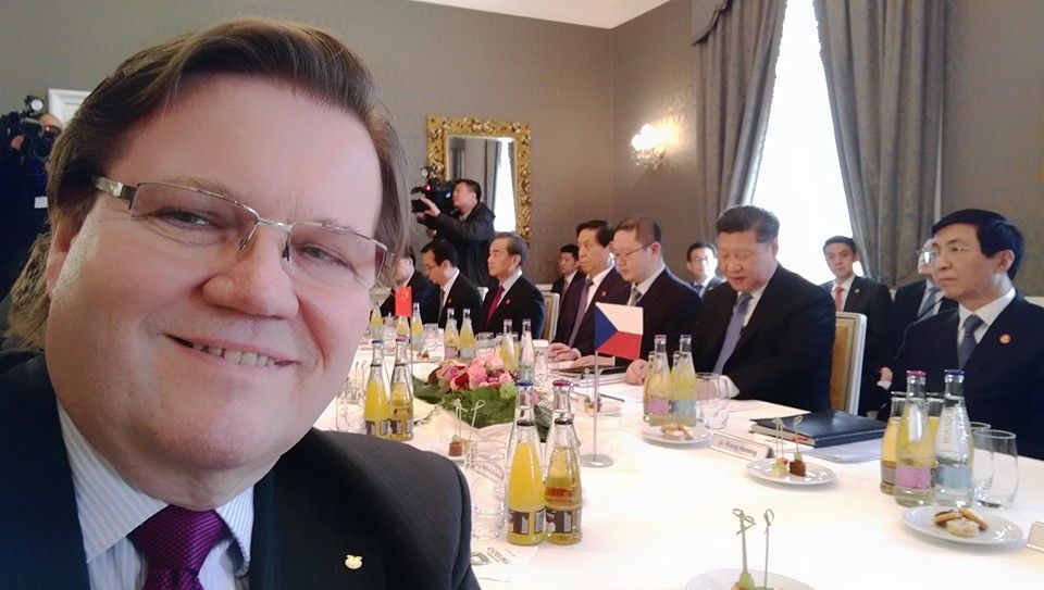 Selfie Zdeňka Škromacha na setkání s čínským prezidentem