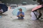 Čínu postihly povodně. Zaplavily i metro, <strong>voda</strong> vystoupala cestujícím až ke krku