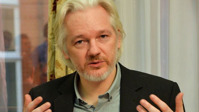 Julian Assange už tři roky pobývá ve stísněných prostorách ekvádorské ambasády v Londýně.
