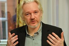 Obtěžování a znásilnění? Šance na obvinění Assange klesá