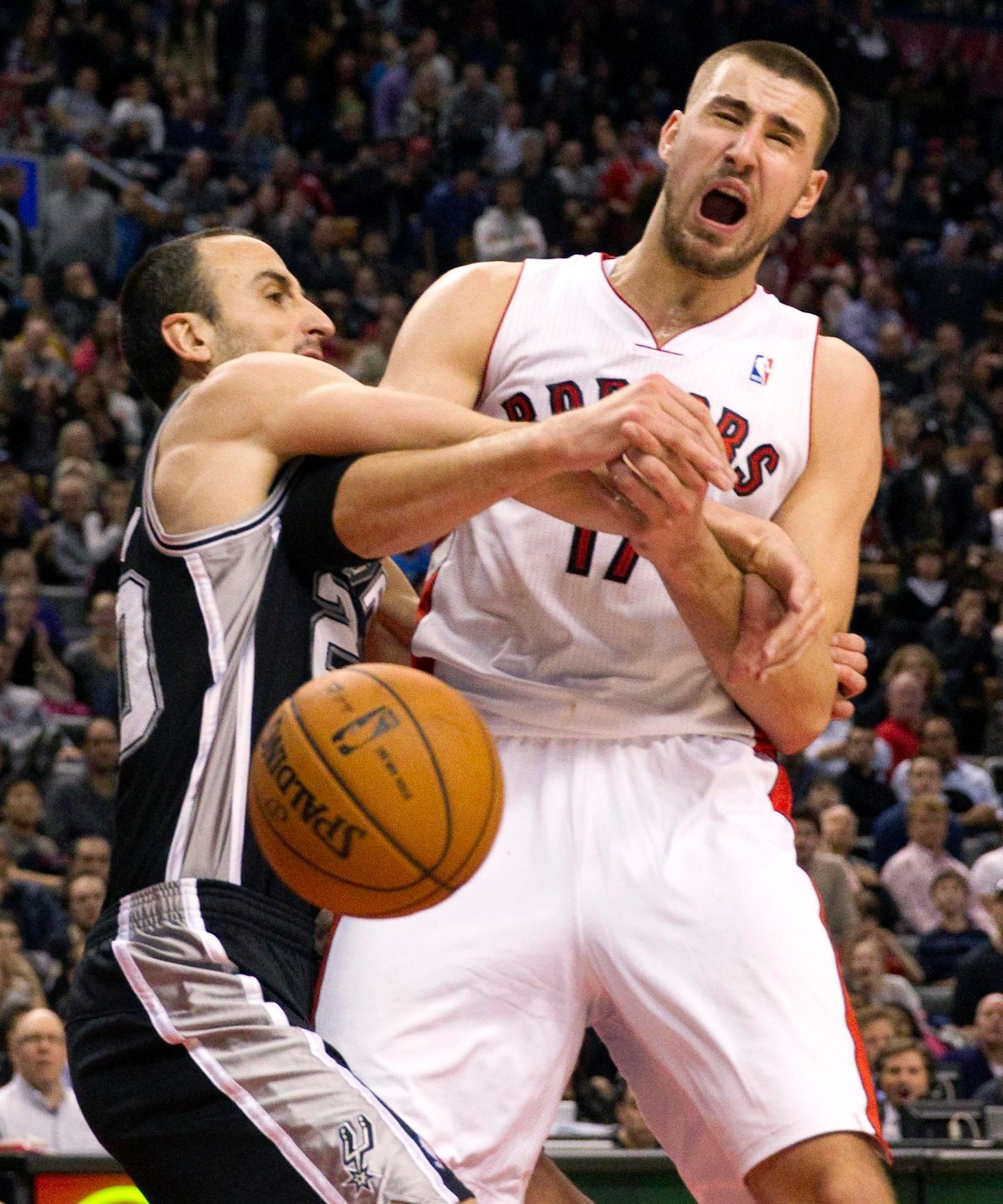 Zápas NBA Toronto Raptors (v bílém Valanciunas) a San Antonio Spurs (Ginobili) rozhodl až druhé prodloužení