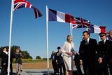 Britská premiérka Theresa Mayová a francouzský prezident Emmanuel Macron se z anglického Portsmouthu přesunuli do Normandie, kde navážou na oslavy 75. výročí Dne D.