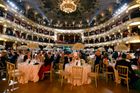 Charitativní dražba na Plesu v Opeře ve prospěch fondu UNICEF (Dětský fond OSN) v historické budově Státní opery v Praze vynesla téměř 1,6 milionu korun.