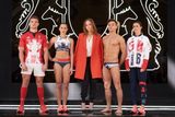 Už potřetí navrhla britské olympijské uniformy Stella McCartney a už potřetí vypadají skvěle. Jsou sice ryze sportovní, ale velmi lichotivé.