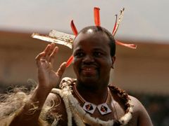 Král Mswati III. na oslavách výročí nezávislosti Svazijska zdraví tisíce jásajících obyvatel. 6. září, 2008, národní stadion u metropole Mbabane