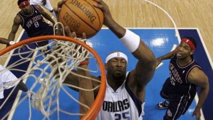Erick Dampier z Dallasu (v bílém) při obranném doskoku. Sleují jej hráči New Jersey Hassan Adams (vlevo) a Jason Collins (vpravo).