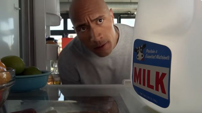 Dwayne "The Rock" Johnson v dynamick reklamě Got Milk? z roku 2013 překonává bizarní překážky, aby získal mléko pro své děti.