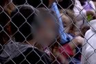 Video: Otřesné záběry dětí na hranicích USA. Přebývají v klecových kójích oddělené od rodičů