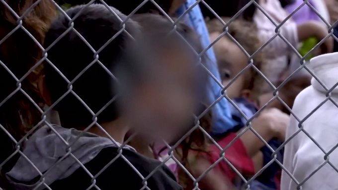 Děti migrantů, které oddělili na americko-mexické hranici od rodičů, skončily v detenčním zařízení v texaském McAllenu.