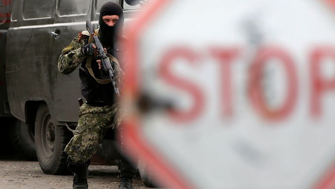 Proruští ozbrojenci hlídkují u Kramatorsku.