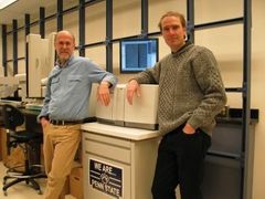 Webb Miller a Stephan Schuster, genetikové z Pensylvánské státní univerzity, před přístrojem, který umožnil dekódovat většinu mamutího genomu.