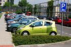 Parkovací zóny v Praze 3 a 6 se letos zavést nestihnou