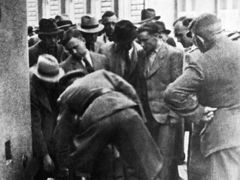 Ověřování totožnosti parašutistů před kostelem Cyrila a Metoděje 18. června 1942. Zády K. H. Frank, čtvrtý zleva je Karel Čurda.