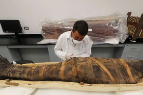 Egypt poprvé od roku 1922 opravuje Tutanchamonovu rakev, vystaví ji nové muzeum
