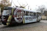 Při této příležitosti tak budou pražské koleje brázdit až do konce této sezony tyto dva tramvajové vozy - jeden hokejový a druhý fotbalový. Jejich pořadí v soupravě se ale bude střídat.