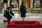 Roušku si královna vzala při krátké soukromé bohoslužbě ve Westminsterském opatství u příležitosti stého výročí pohřbu neznámého vojína z první světové války.