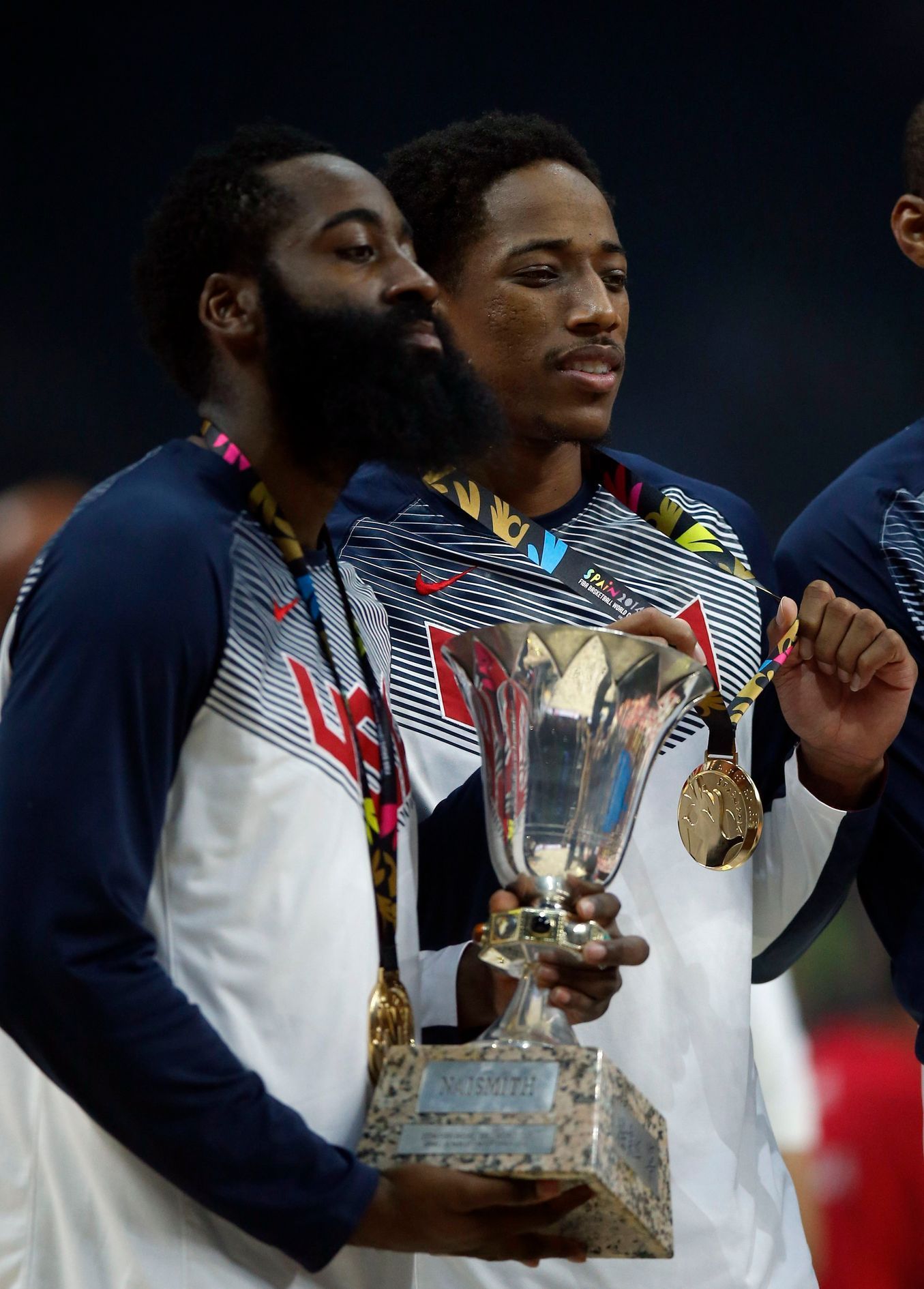 Američtí basketbalisté James Harden a Derrick Rose slaví titul mistrů světa