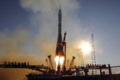 Z Bajkonuru odstartovala ruská loď s trojicí kosmonautů