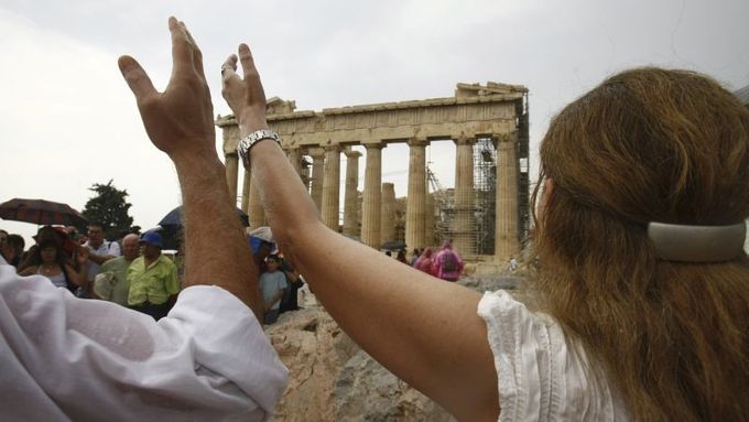 Skupina hlásící se k pohanství vzdává před Parthenonem v Athénách hold bohyni moudrosti.