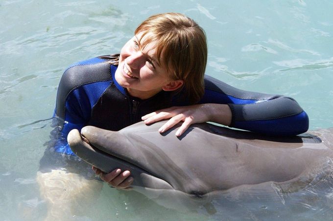 Daniela Hantuchová s delfínem. Rok 2002