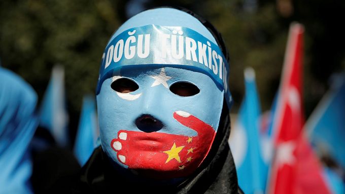 Protesty v Istanbulu za práva čínských Ujgurů.