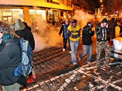 Když v listopadu policie zmařila neonacistům plány pochodovat Židovským městem, patřily potyčky mezi anarchisty a neonacisty jakož i pořádkovými silami k vůbec nejdivočejším incidentům