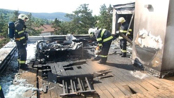 Škodu půl milionu korun způsobil požár hydromasážní vany na terase vily v Brně-Pisárkách.
