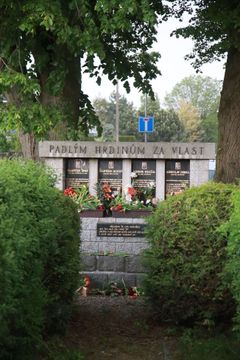 Pomník ve vesnici Želivec věnovaný čtyřem členům protinacistického odboje.