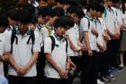 Přes 70 studentů v černobílých školních uniformách šlo ve středu do školy se skloněnými hlavami. Po tvářích jim tekly slzy.