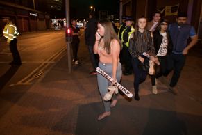 Obrazem: Panika a strach. Na koncert v Manchesteru přišli hlavně teenageři a rodiny
