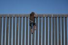 Obrazem: Šplhání po hraniční zdi i spaní na ulici. Karavana migrantů dorazila k USA