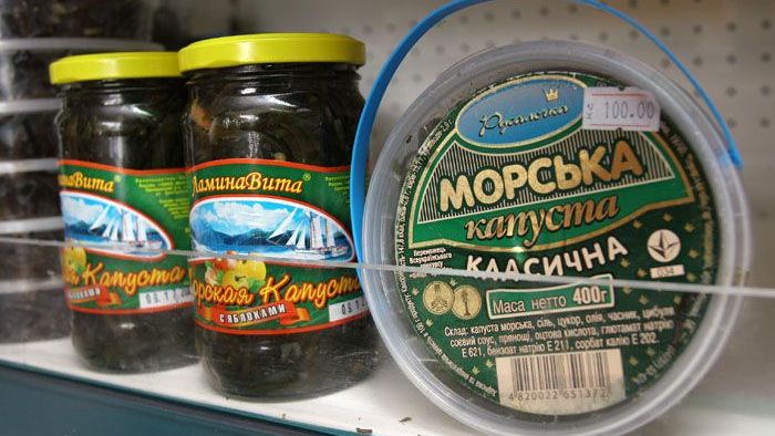 V obchodě Kalinka najdete téměř vše s ruskými etiketami. I mnohé speciality, jako tyto mořské řasy.