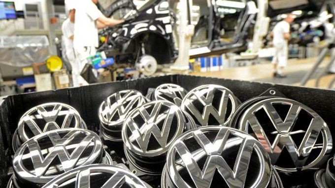 Evropské prodeje nových automobilů trhají rekordy, přes potíže s aférou dieselgate zůstává suverénním lídrem Volkswagen.