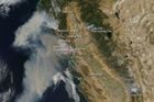 Rozsáhlé požáry od nedělního večera sužují americký stát Kalifornie, zejména oblasti na sever od San Franciska.