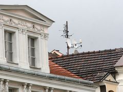 V Domažlicích je řada památkově chráněných domů. Umístění satelitní antény na fasádu památkáři nedovolí.
