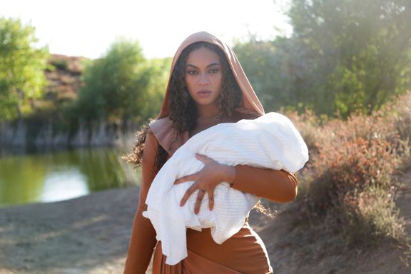 Beyoncé ve scéně odkazující k Mojžíšově osudu.