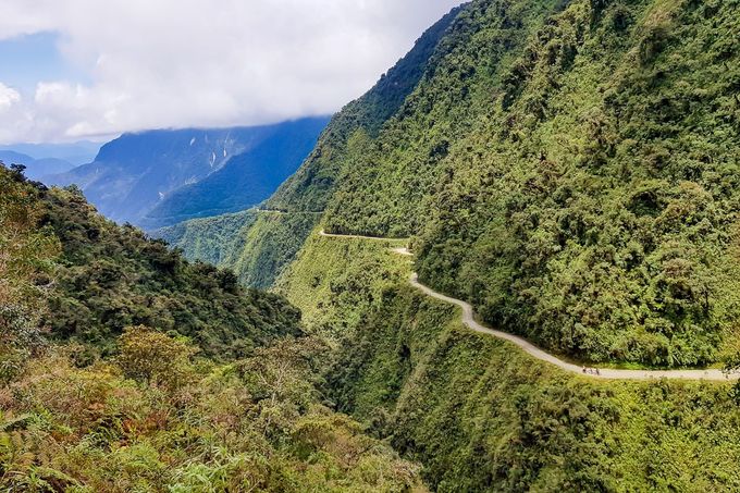 North Yungas Road v Bolívii. Fotografie ukazující vybrané nebezpečné silnice a cesty v zahraničí.
