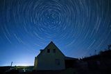Meteorický roj nad krymskou vesnicí Klinovka. Perseidy dosáhly maxima z neděle na pondělí. Tehdy bylo možno pozorovat až stovky meteorů.