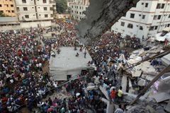 Mrtvých přibývá, v Dháce vytáhli z trosek už 507 těl
