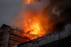 "Jako dánský Notre-Dame." V Kodani hoří renesanční budova burzy, věž se zřítila