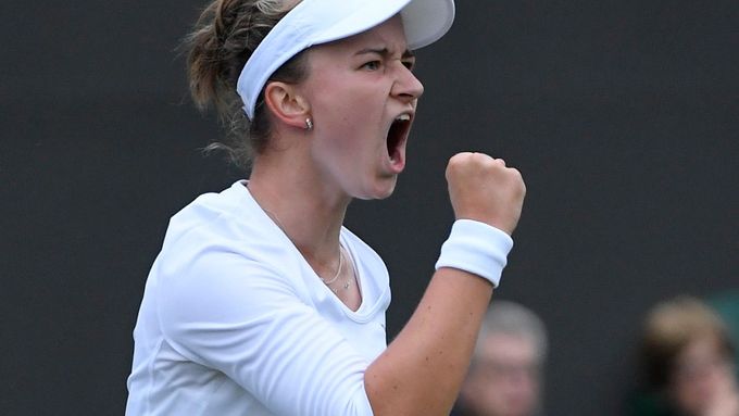 Barbora Krejčíková slaví úspěšný vstup do Wimbledonu.